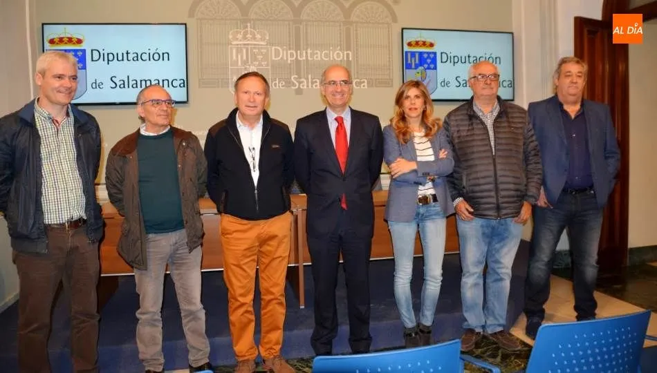 Javier Iglesias, presidente de la Diputación, junto a los representantes de los cinco Grupos de Acción Local