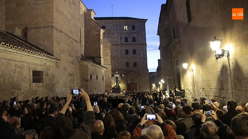 El paso de Nuestra Señora de los Dolores, a su llegada a la Plaza de San Benito. Foto de Alejandro López