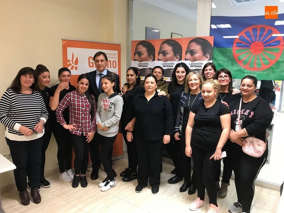 Carlos García Carbayo durante la reunión con el colectivo gitano