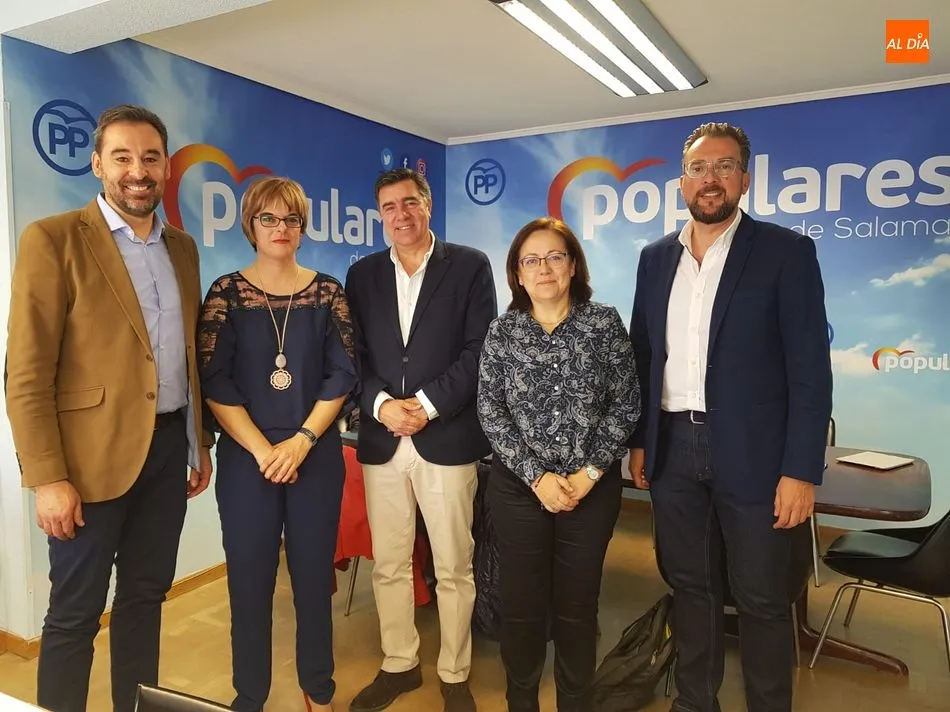 Representantes de la Guardia Civil en la sede del Partido Popular