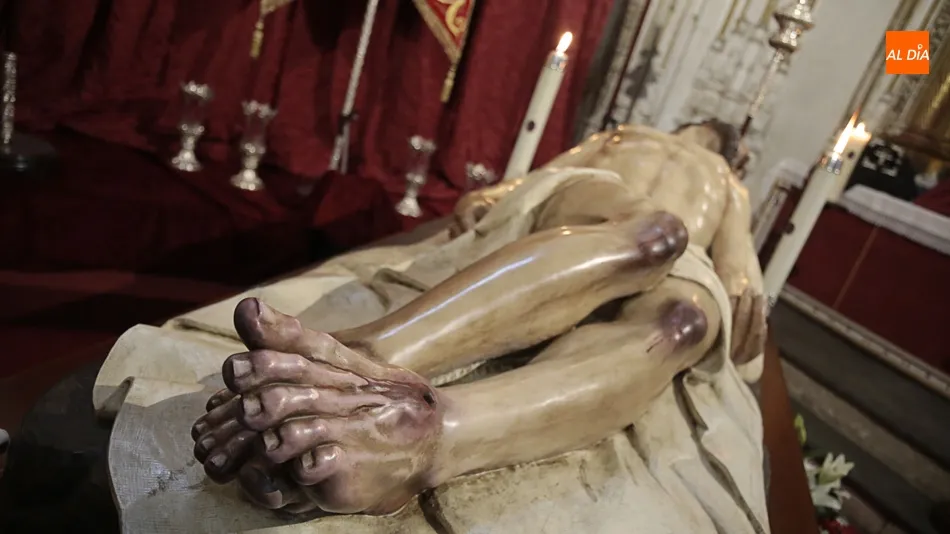 El Cristo Yacente en la Catedral durante el besapiés (Foto: Alejandro López)