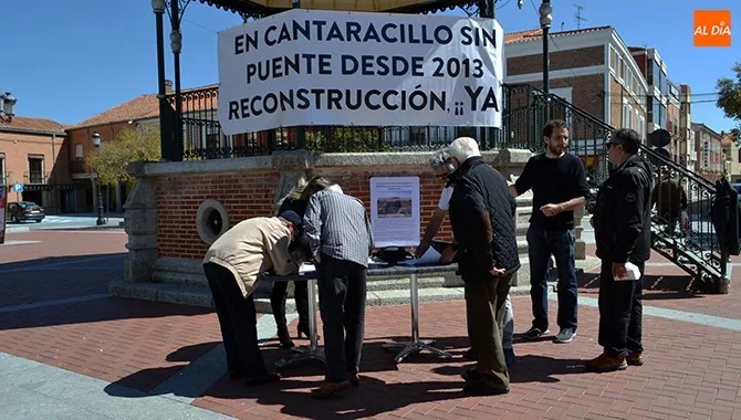 La recogida de firmas por la reconstrucción del puente de Cantaracillo recibía una importante acogida en la Plaza de España de Peñaranda