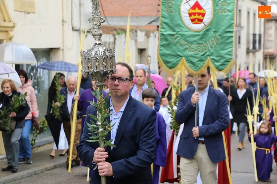 Los vecinos de Vitigudino acuden a la procesión del Domingo de Ramos a pesar de la lluvia  