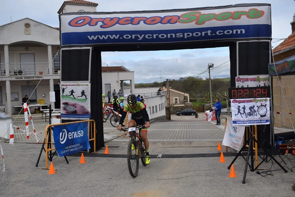 Un corredor llega a meta