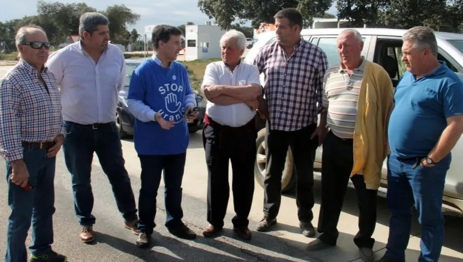 Alcaldes del Yeltes con el eurodiputado portugués José Inacio Faria junto a las instalaciones de Berkeley en Retortillo