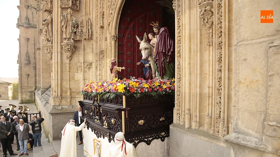 El paso de La Entrada Triunfal de Jesús en Jerusalén partiendo desde la Catedral de Salamanca. Fotos: Alejandro López