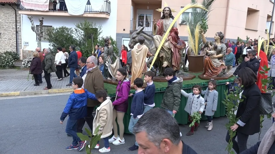 Paso de la Borriquilla, escoltado por los más pequeños, en la procesión de este Domingo de Ramos en Ledesma
