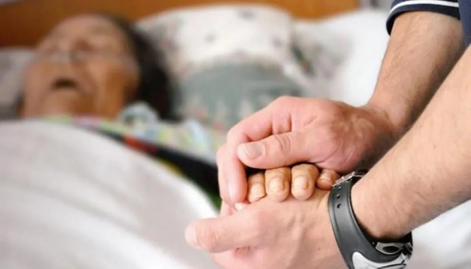 Antes de que se legalice la eutanasia o paralelamente, debe aprobarse una ley de servicios paliativos de calidad, que no solamente funcione en las grandes ciudades, también en las zonas rurales