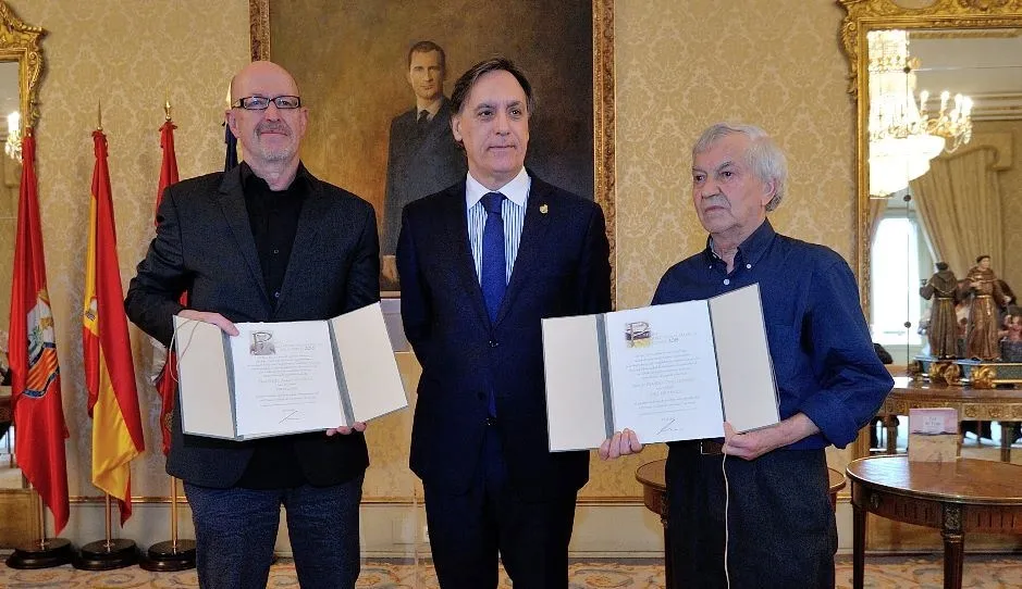 El alcalde de Salamanca, Carlos García Carbayo, junto a los autores galardonados de la última edición,  Ángel Aguado López y Servando Cano