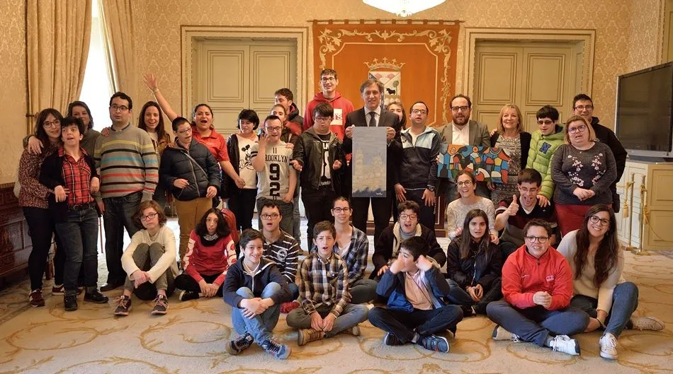 Integrantes de Aviva, en el Salón de Recepciones del Ayuntamiento, junto al alcalde de Salamanca, Carlos García Carbayo