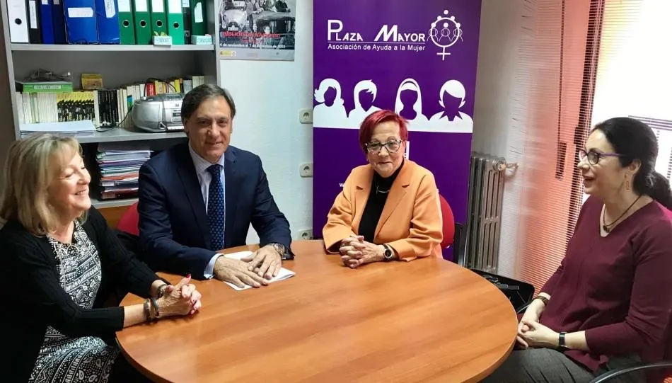 El candidato a la Alcaldía de Salamanca por el Partido Popular, Carlos García Carbayo, en su visita a la  Asociación de Ayuda a la Mujer Plaza Mayor