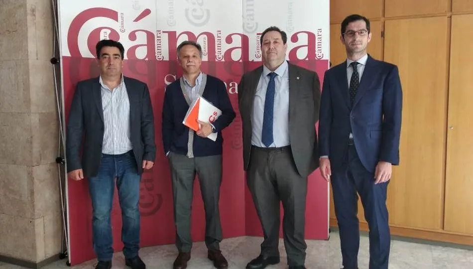José Antonio Mirón, candidato de Cs al Congreso, junto al presidente de la Cámara de Comercio, Benjamín Crespo, el presidente de CES, J. Vicente Martín, y Emilio Checa, vinculado a ambas entidades