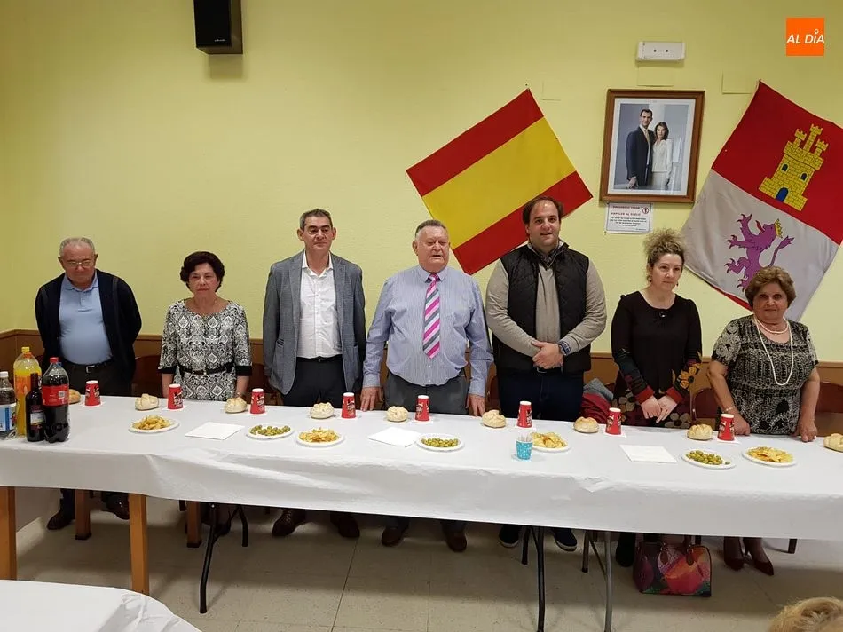 Representantes municipales y la directiva del hogar en la fiesta de aniversario