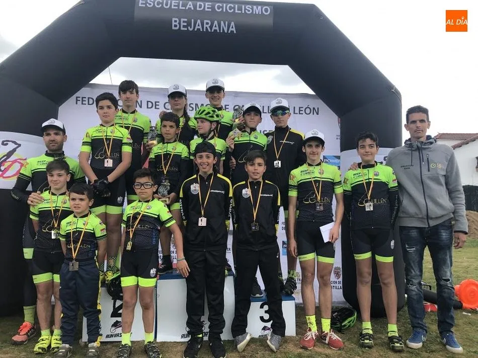 Escuela de Ciclismo Bejarana al completo tras la prueba en Béjar