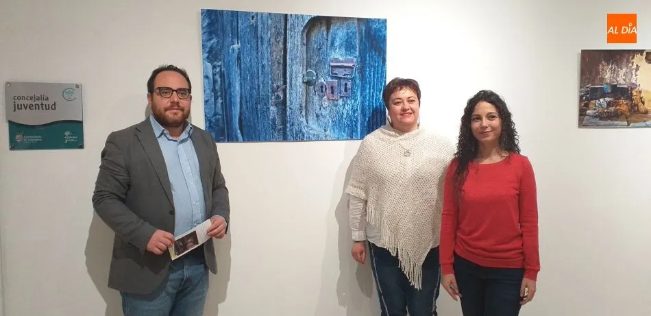 El concejal Daniel Llanos, junto a las autoras de la exposición. Fotos: Tomás Juárez