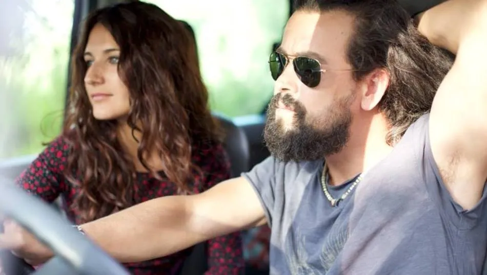 Esther Valverde (voz principal, guitarra acústica y violín) y Dani H. Serrano (guitarra eléctrica y voz), integrantes de Bye Bye Lullaby