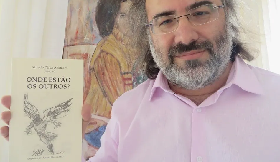 Alfredo Pérez Alencart con su obra