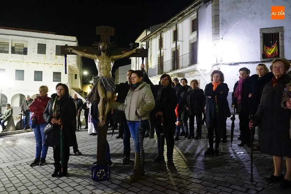 La procesión de las Siete Palabras de Ledrada a su paso por la Plaza Mayor