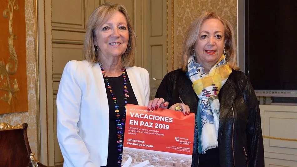 La concejala de Familia e Igualdad de Oportunidades, Cristina Klimowitz, y la presidenta de la Asociación de Amigos del Pueblo Saharaui, Ángeles Giménez Maderal