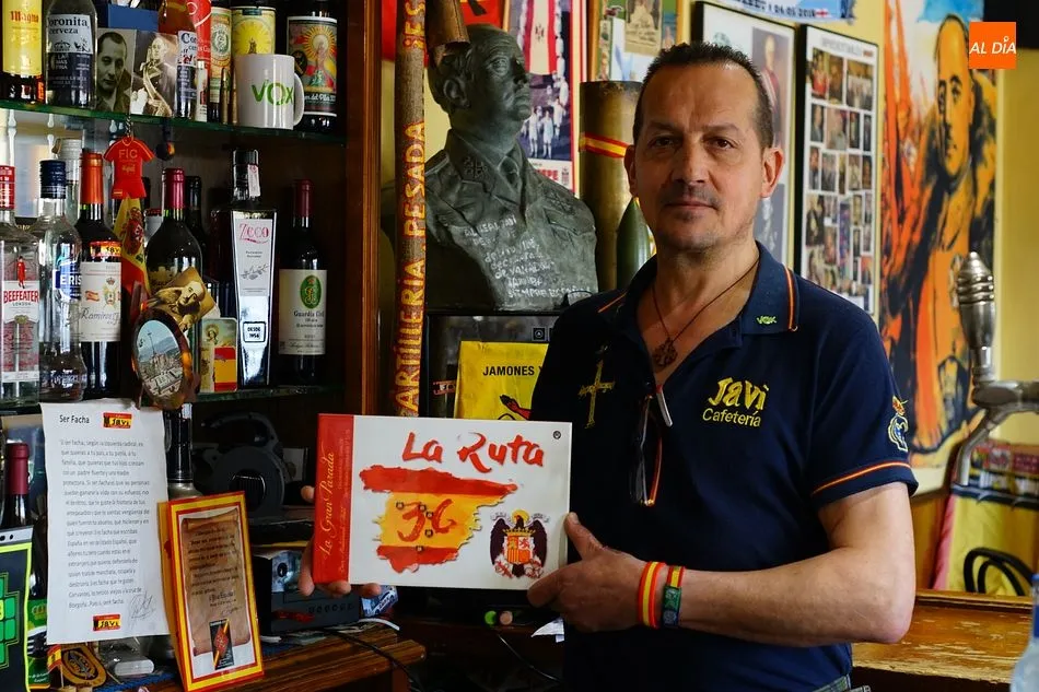 Javier Quintas, dueño de Cafetería Javi, con la placa de miembro de la Ruta 36