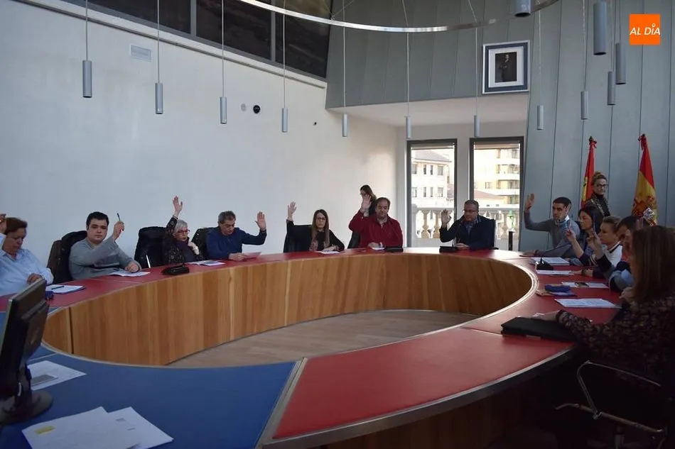 Los concejales socialistas votan a favor de la moción en el pleno del 2 de abril en Guijuelo