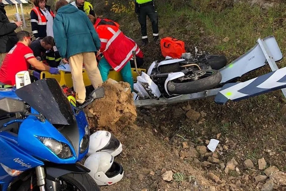 Atención al motorista herido en el lugar de la caída. Foto: HEMS