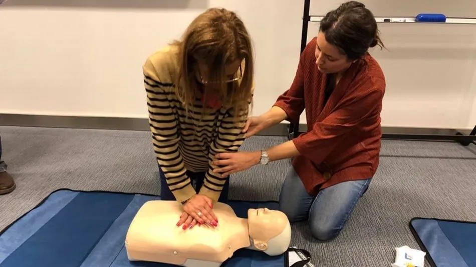 Imagen del curso de RCP y uso de desfibrilador impartido por la asociación El Paciente Experto de Salamanca