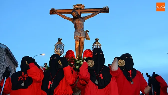 El Santo Cristo del Humilladero y Nuestra Señora de las Lagrimas procesionaban en la noche de este Martes Santo desde su Ermita y hasta San Luis