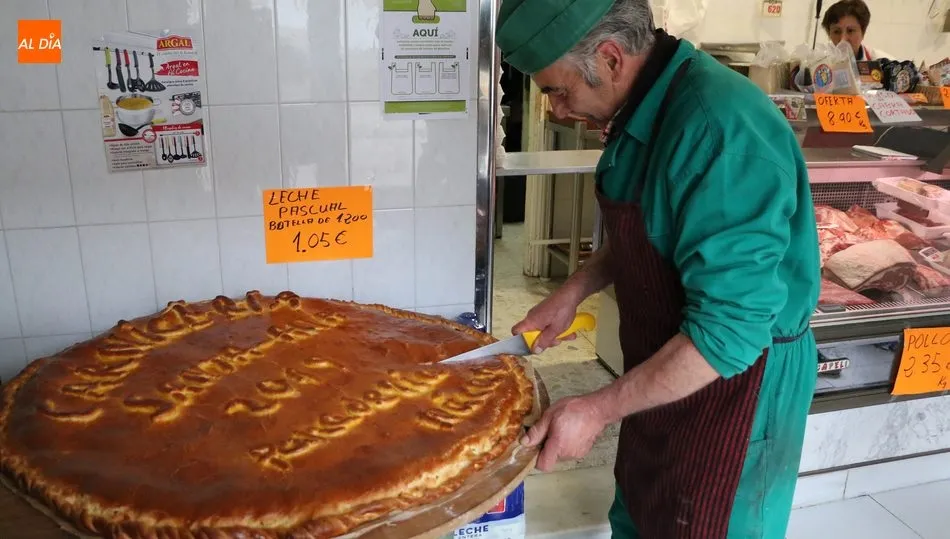 Los clientes de Carnicerçía Santa Ana ya pueden probar su empanda de Semana Santa 2019 / CORRAL
