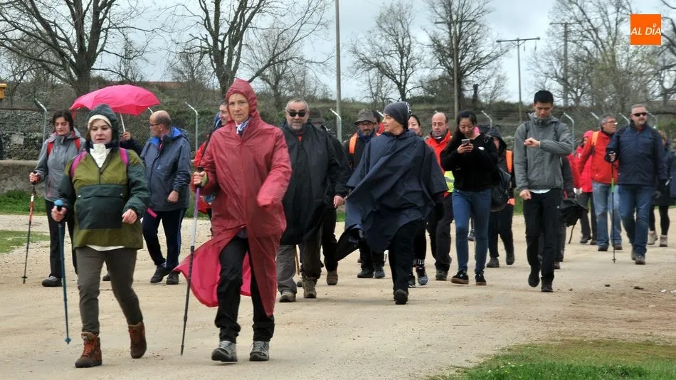 Senderistas iniciando la ruta bajo la lluvia el año pasado / E. Corredera