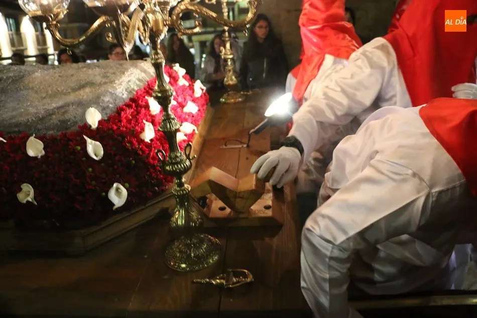 La lluvia respeta la procesión del Silencio con el Cristo de la Agonía  