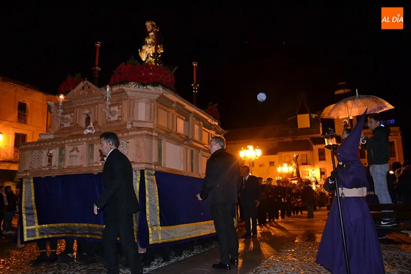 La procesión de la Penitencia volvía a la iglesia parroquial en la Plaza de la Constitución debido a la lluvia