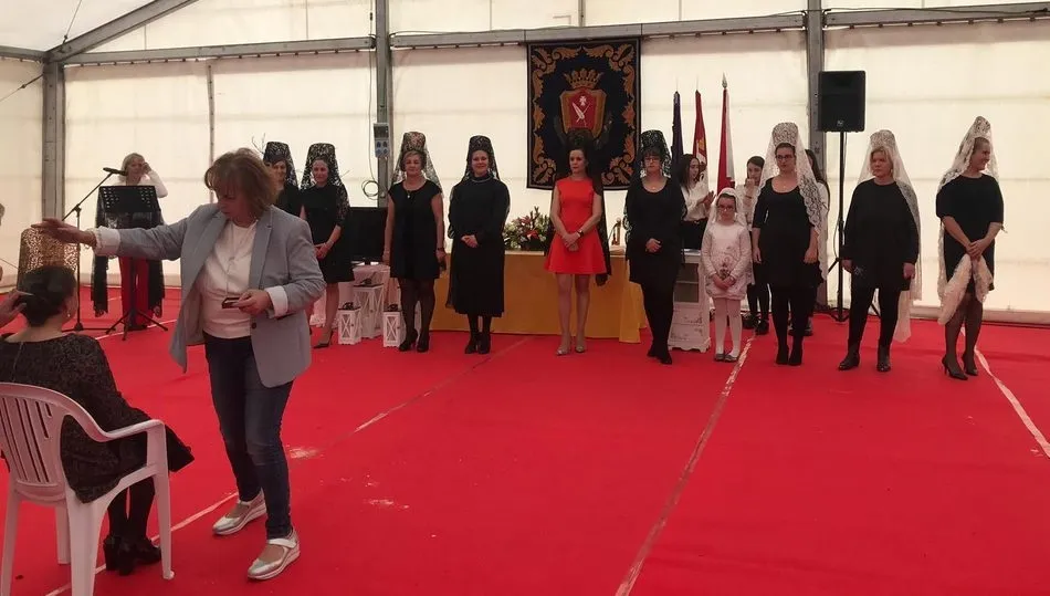 Una decena de mujeres desfilaron luciendo peinetas y mantillas en la carpa de la Feria Agroalimentaria de Vitigudino