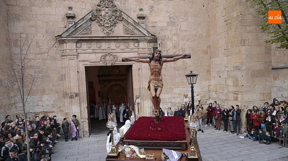El Cristo de la Agonía a su salida de las Úrsulas. Fotos: Alejandro López