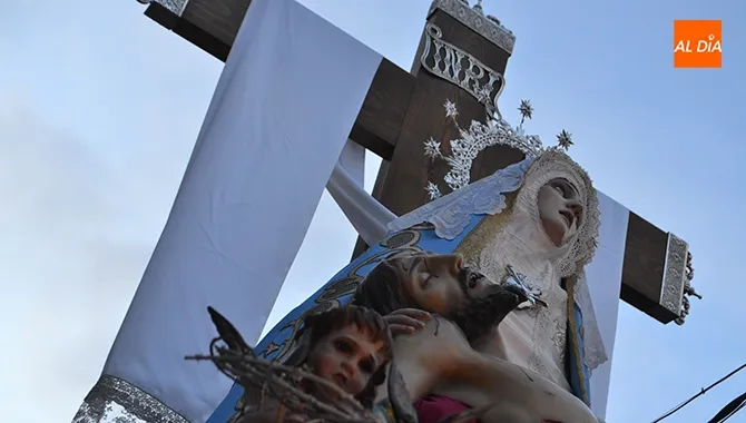 Nuestra Señora de la Piedad y la Cofradía Vera Cruz protagonizaban un sobrio Vía Crucis