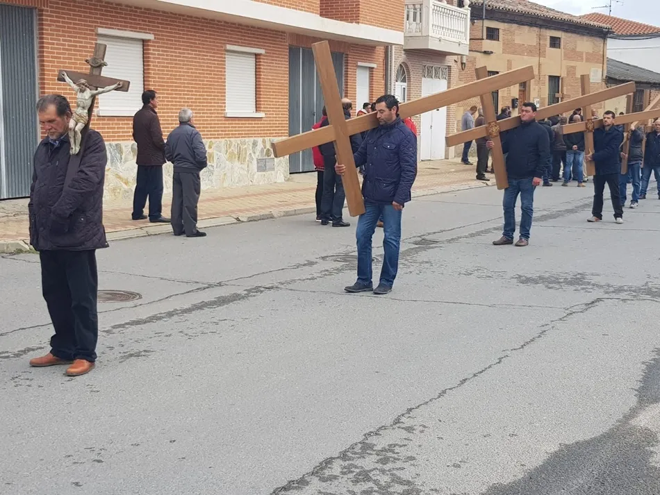 Un momento del vía crucis de hombres | Fotos cedidas por Jamb