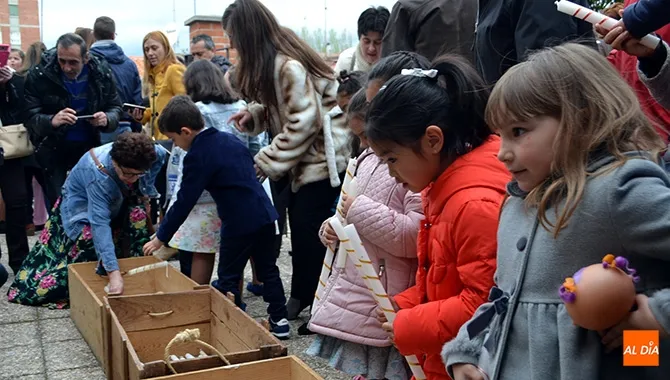 Los niños entregaban sus cirios ante el Santo Cristo del Humilladero durante la procesión de la vela