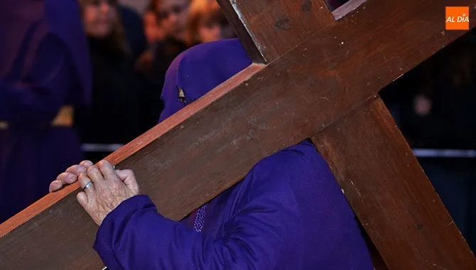 La Procesión del Santo Entierro llenaba de publico y fieles las calles de Peñaranda en la tarde del Viernes Santo