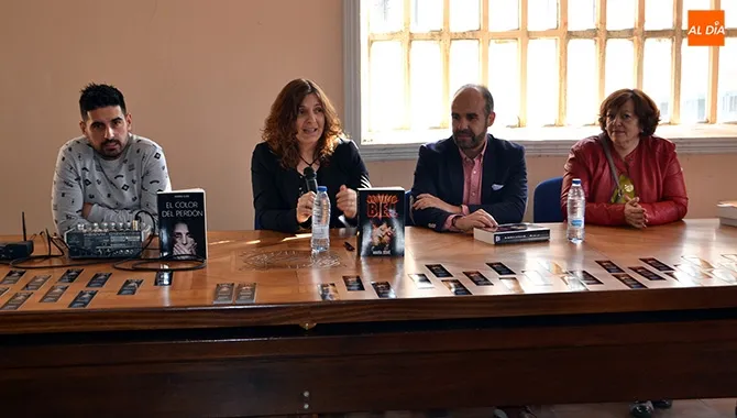 La escritora santiaguesa María Suré presentaba hoy sus dos novelas ante decenas de vecinos