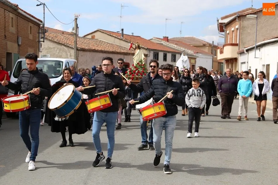 La procesión avanza en dirección a la iglesia