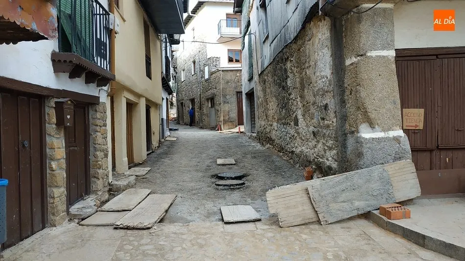 Calle Teatro de Sequeros con el Teatro León Felipe al fondo