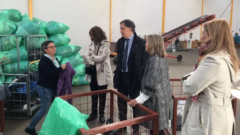 Carlos García Carbayo, junto a varias concejalas, en su visita a la cooperativa Porsiete