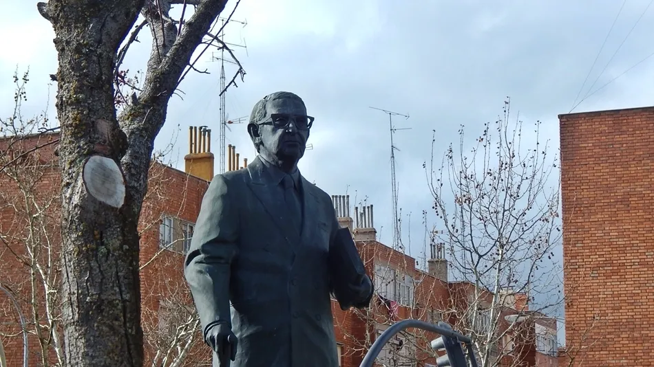 Escultura de Torrente Ballester junto a la biblioteca municipal que lleva su nombre en Salamanca