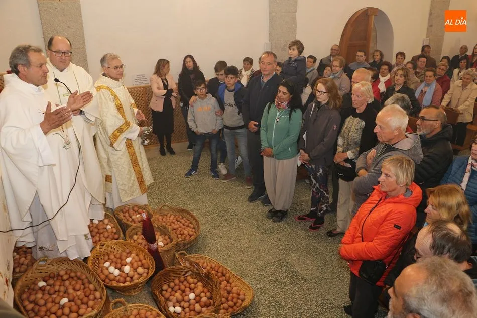 Momento de la bendición de los peregrinos junto a los huevos del Cristo