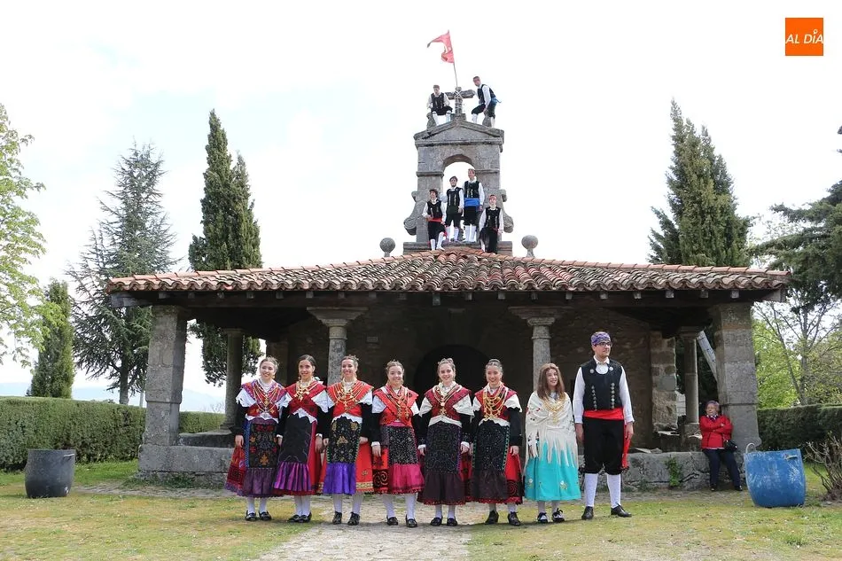 Numeroso público presencia el izado del pendón de los Quintos