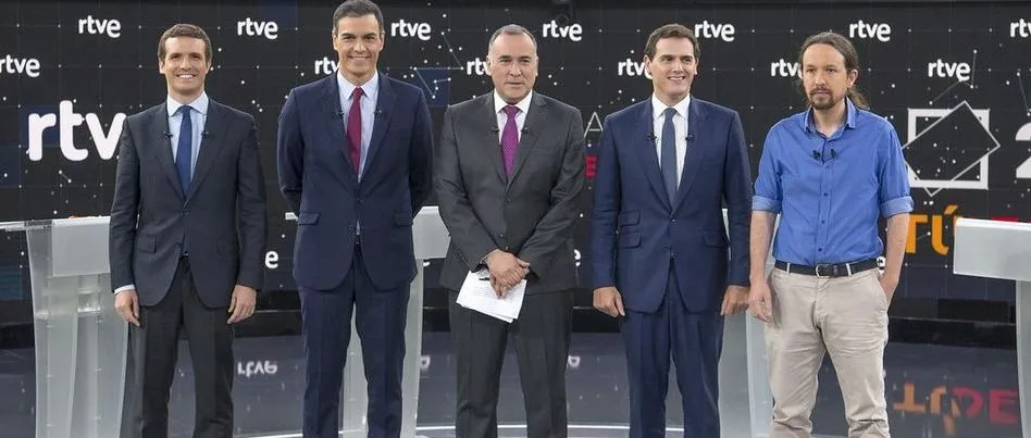 Los cuatro líderes junto al moderador