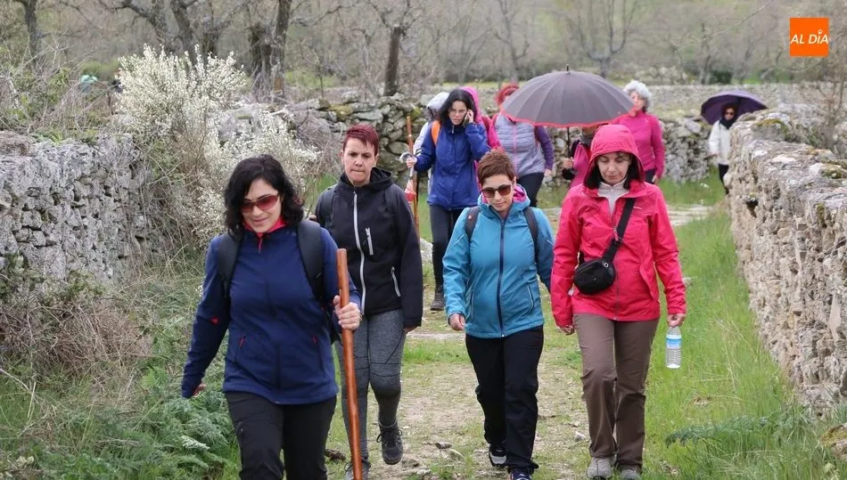 Los senderistas iban provistos de chubasqueros y paraguas para hacer frente a los pequeños chubascos de la jornada / CORRAL