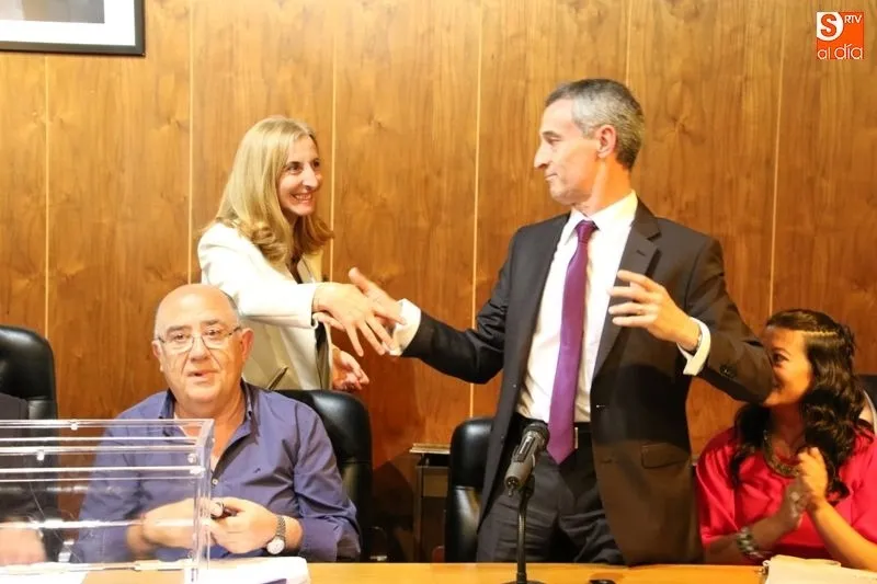 Concepción Miguélez felicita a Jesús Blázquez tras su victoria electoral en 2015