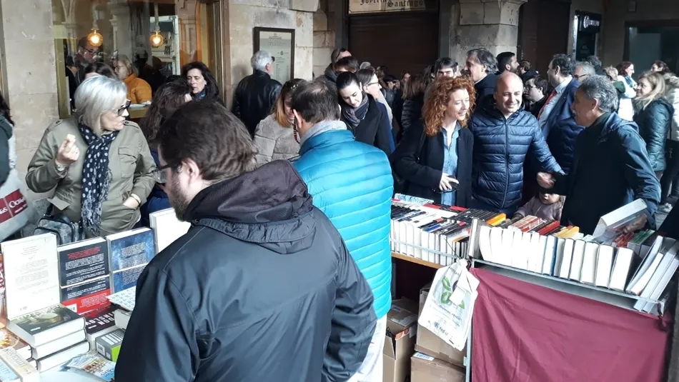Los candidatos de Cs, durante su visita al Día del Libro en la Plaza Mayor de Salamanca