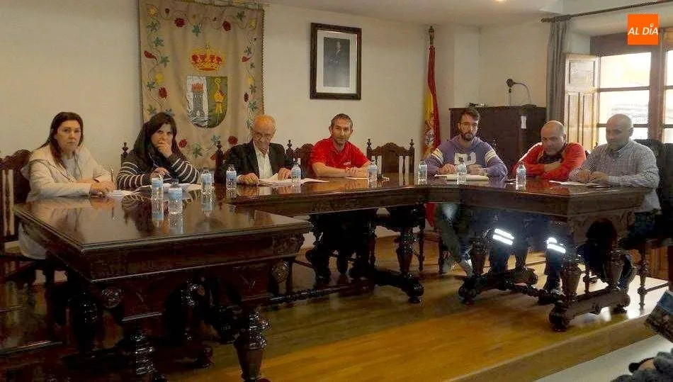 Pedro Sánchez y Javier Martín en el centro de la imagen durante un pleno como actuales alcalde y teniente de alcalde / CORREDERA